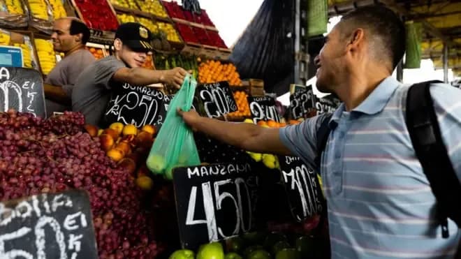 El Dilema del Salario en Venezuela: Entre la Necesidad Social y la Realidad Económica