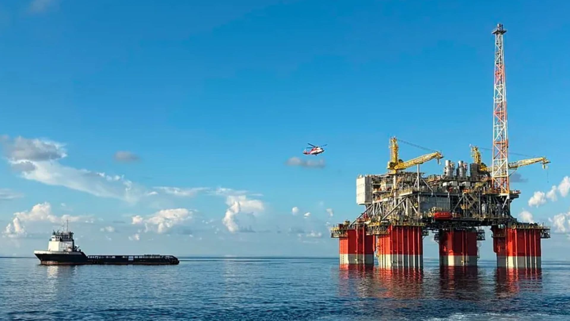 El petróleo frena su escalada tras la pausa militar de EE. UU. en Medio Oriente